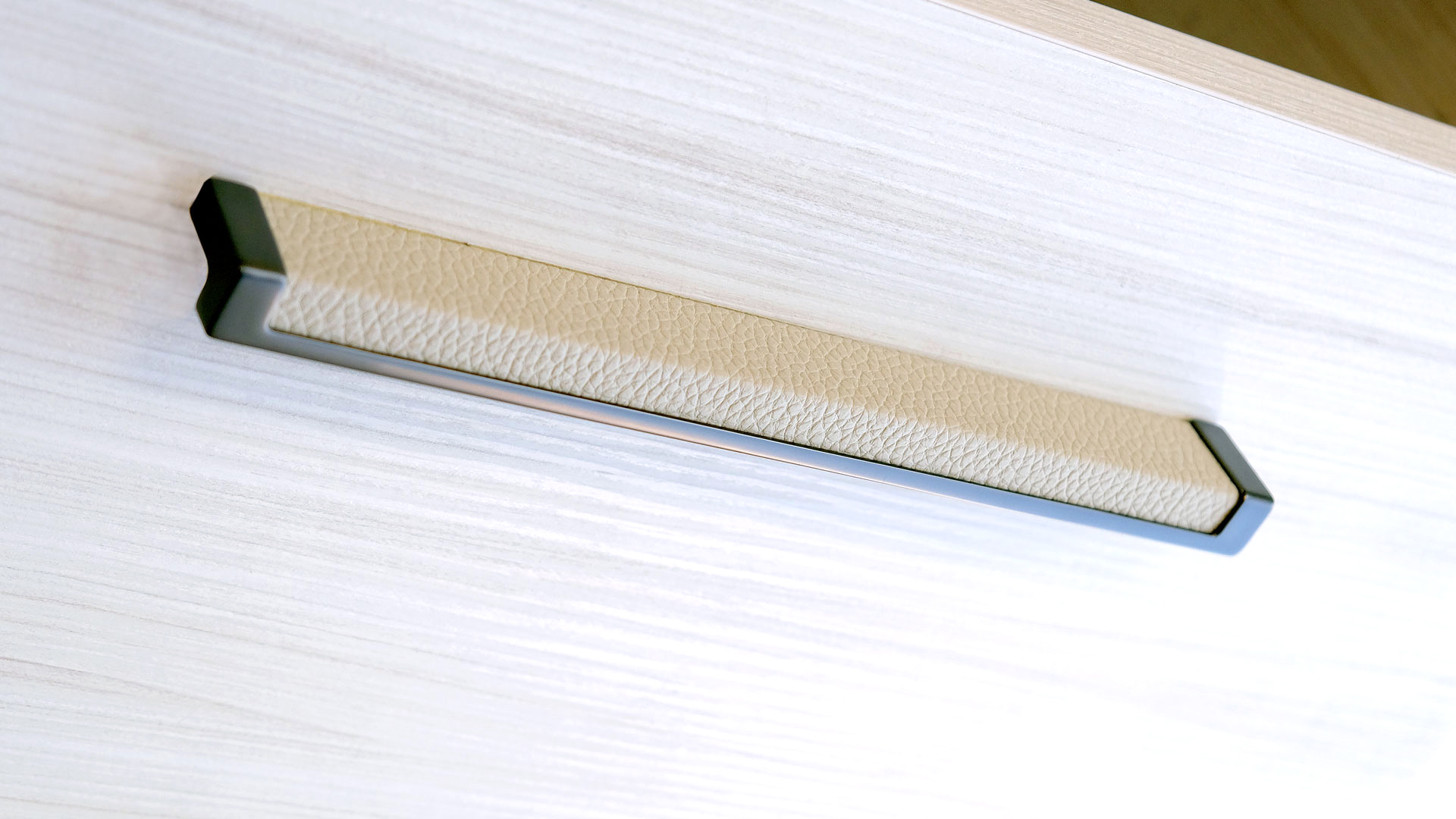 LW_angle_handle_drawer